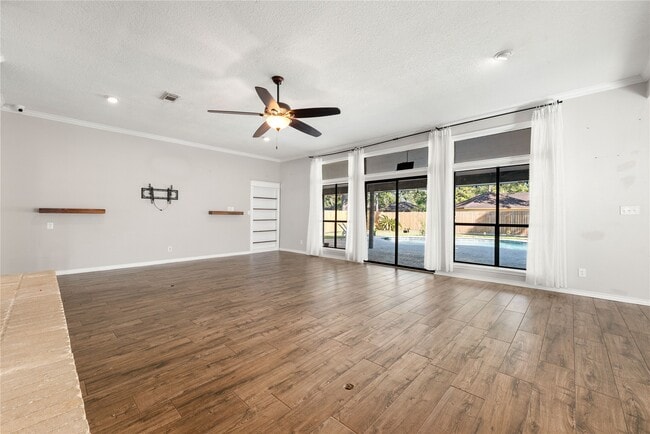 Building Photo - 303 Narcissus St