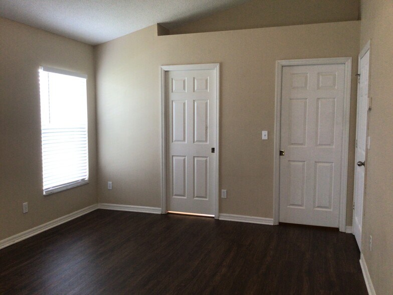 Building Photo - 1353 Crimson Clover Ln