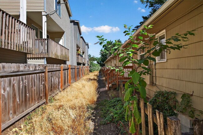 Building Photo - 7349 SE Evergreen St