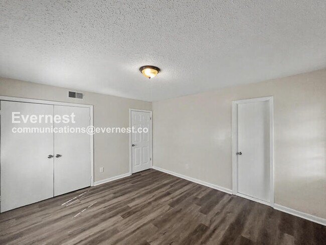 Building Photo - 3 Bed/2 Bath Home with Carport / Pet-Friendly / Available Now!