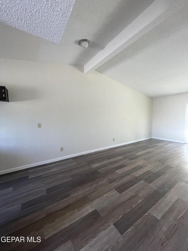 Building Photo - 864 Barandal Dr