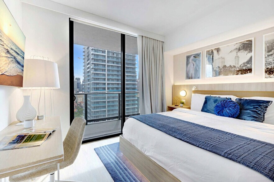 Building Photo - 601 NE 1st Ave