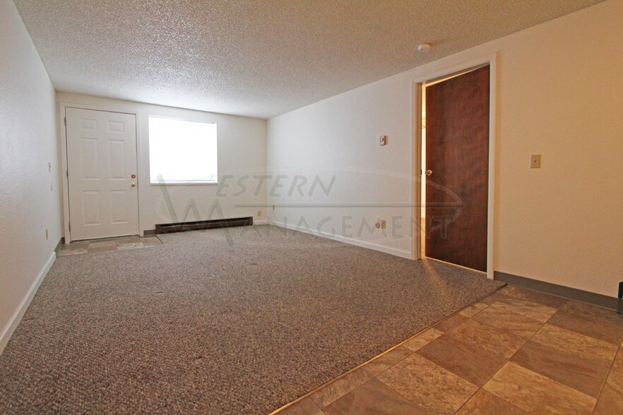 Living Room - 937 N 17th St