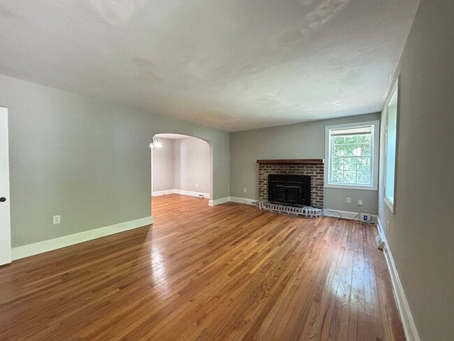 Building Photo - Available now. WATER & SEWER INCLUDED! Gre...