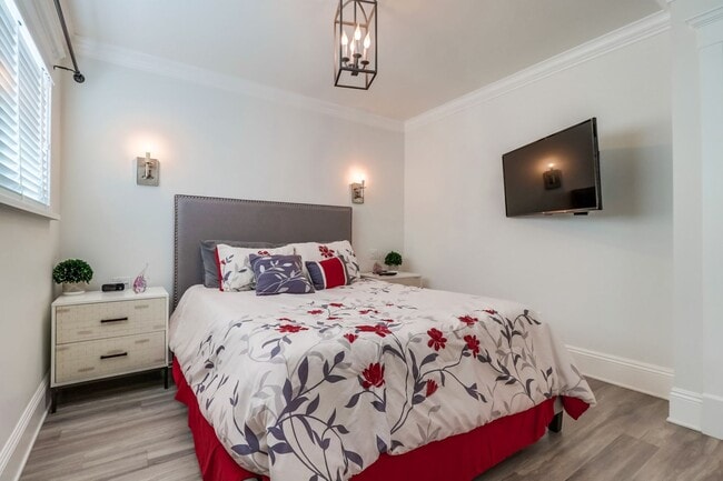 Building Photo - Furnished 2 Bedroom, 1 Bath