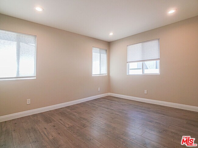 Building Photo - 965 N Wilton Pl