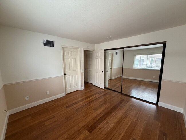 Building Photo - 2828 Famosa Blvd
