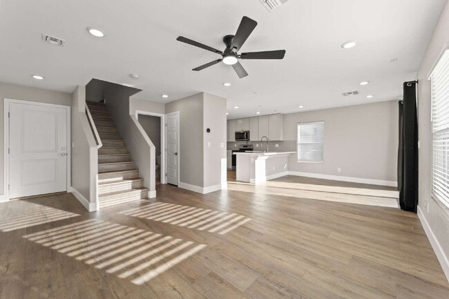 Building Photo - Beautiful two-story home with a bright open floor plan and modern finishes throughout. The spacio...