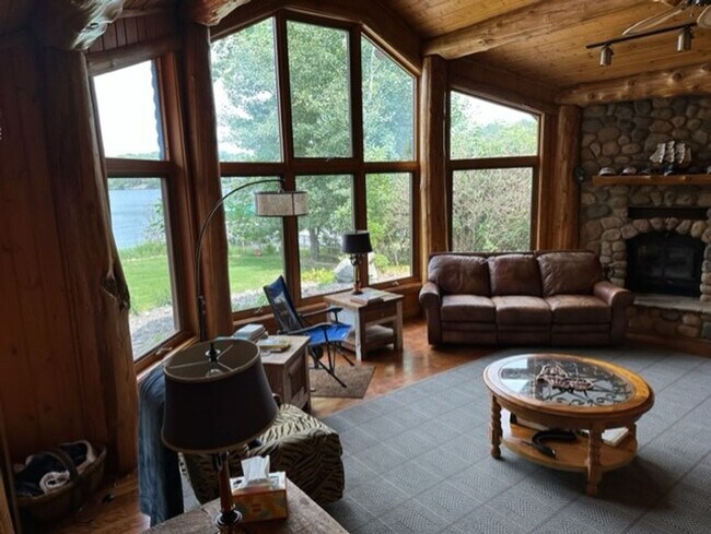 Building Photo - 4 Bedrooms, 3 Bathrooms Fully Furnished La...