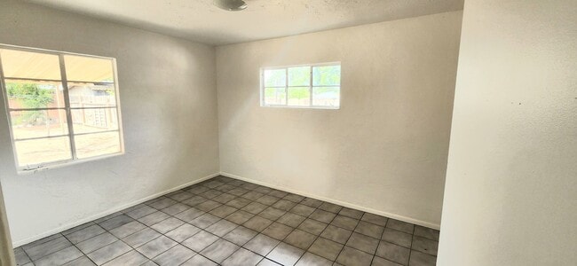 Building Photo - Charming 3 Bedroom, 1 Bathroom Available for Rent