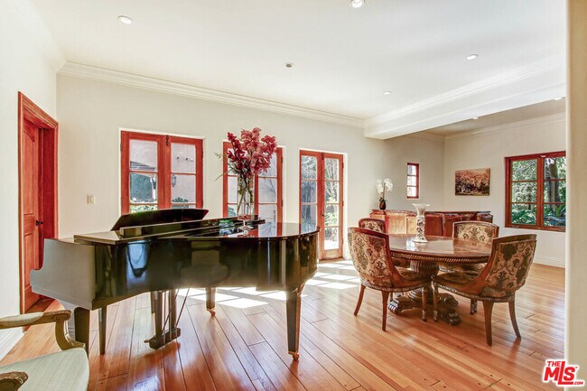 Building Photo - 725 Foothill Rd