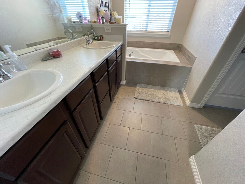 Building Photo - 10994 Aliso Dr