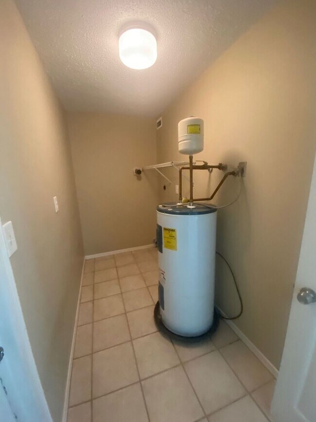 Building Photo - Beautiful 2 Story Home, Centrally Located in a Quiet Neighborhood! *1/2 OFF 1st Month's Rent!*