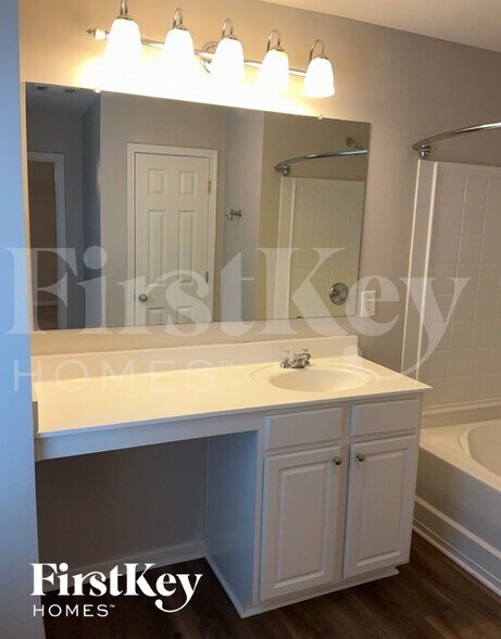 Building Photo - 3020 Mayfair Dr