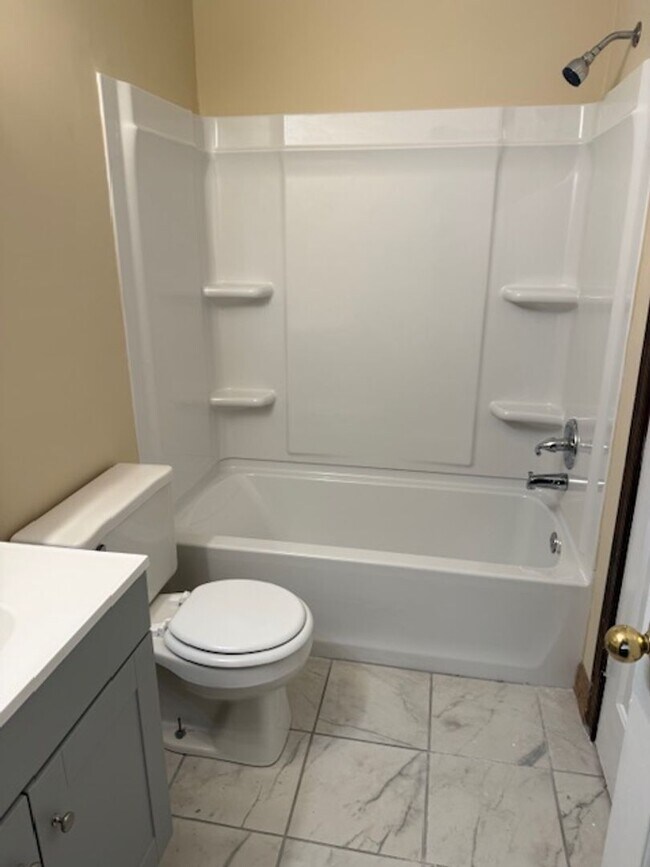 Building Photo - Three Bedroom 1.5 Bath Townhouse in Wester...
