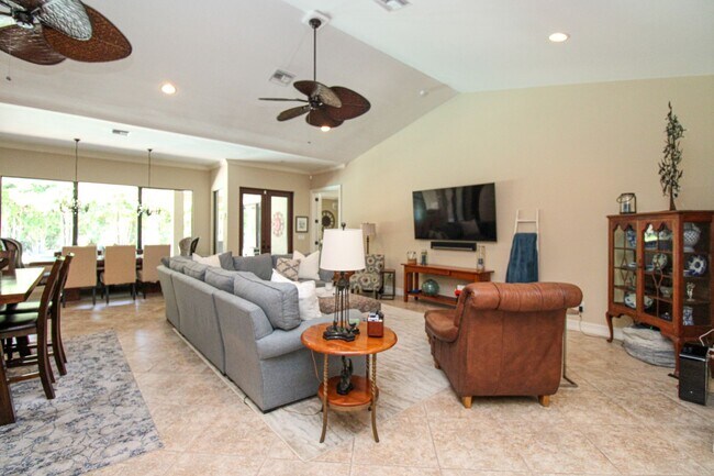 Building Photo - ** THE MOORINGS ** SINGLE FAMILY HOME 3 PL...