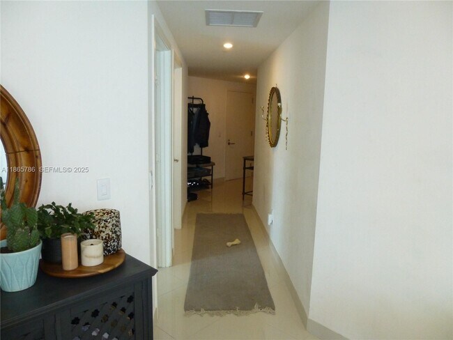 Building Photo - 1100S S Miami Ave