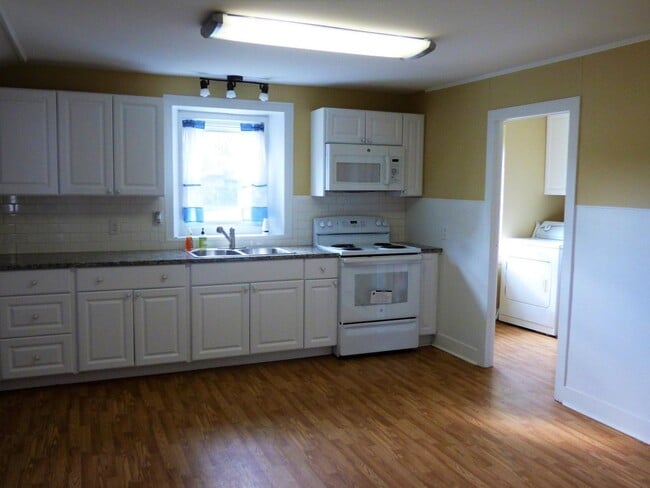 Building Photo - 3BR 1BA Farmhouse!