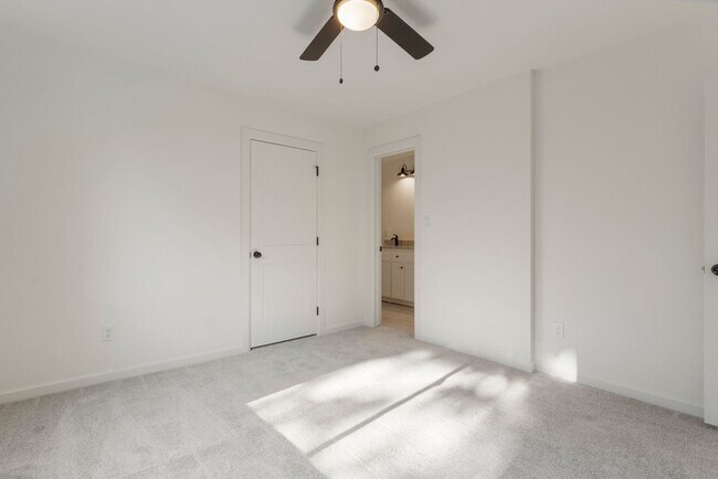 Building Photo - Gorgeous 3 bedroom 2 bathroom home