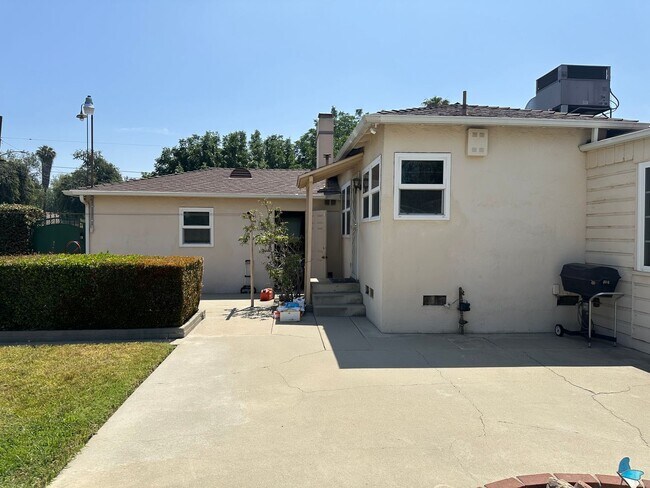 Building Photo - Perfection! Corner Lot Pool Home