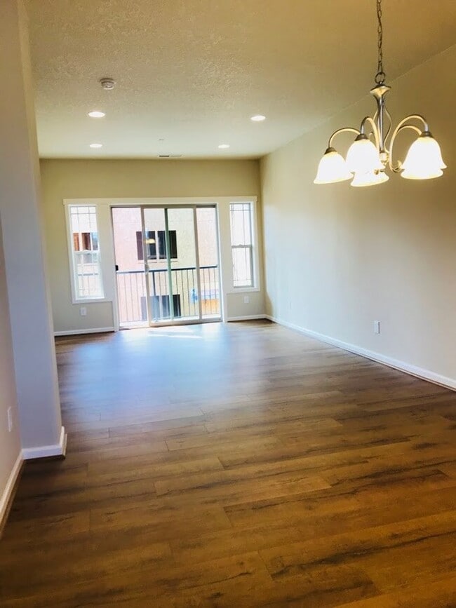 Building Photo - Townhouse Charmer in River Terrace Neighborhood!