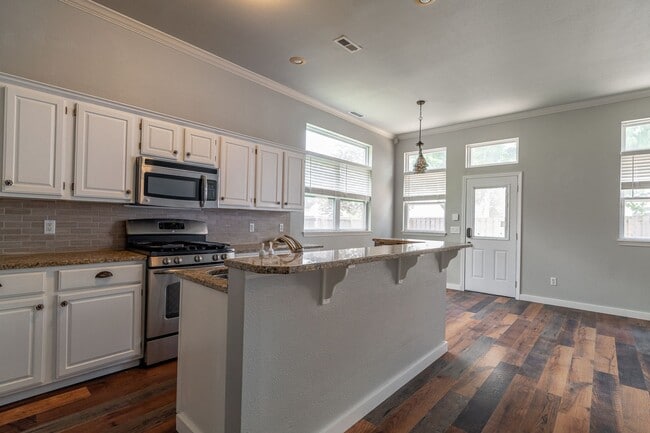 Building Photo - Fabulous & Spacious 4 Bedroom home in Har-Ber Meadows w/bonus room!