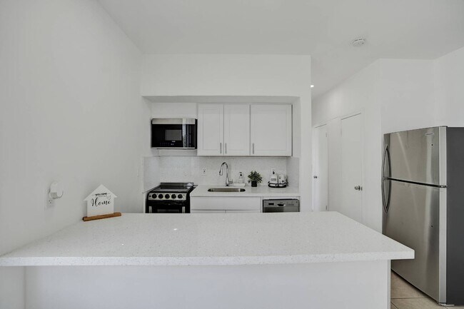 Building Photo - 2160 Bay Dr