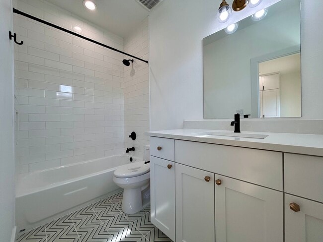 Building Photo - 4010 Clawson Rd