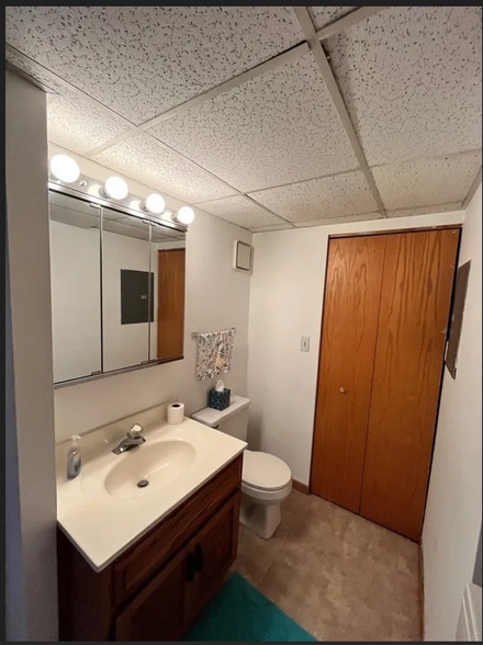Half bath - 884 N Prairie Ave
