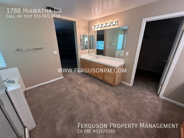 Building Photo - 1788 Hiawatha Dr