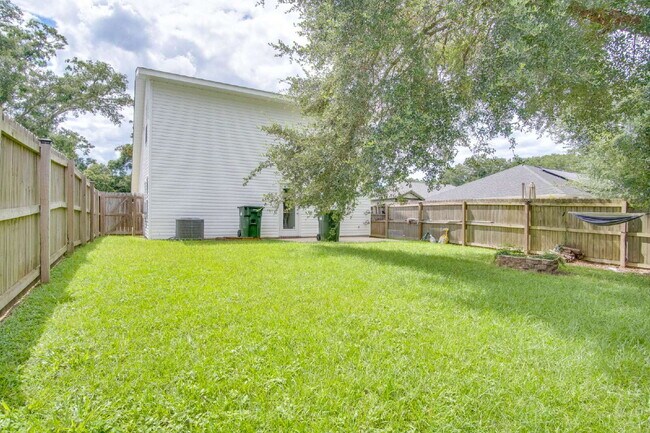 Building Photo - Spacious Cottage-Style Home Near UWF, Navy Federal & West Florida Hospital with Private Upstairs ...