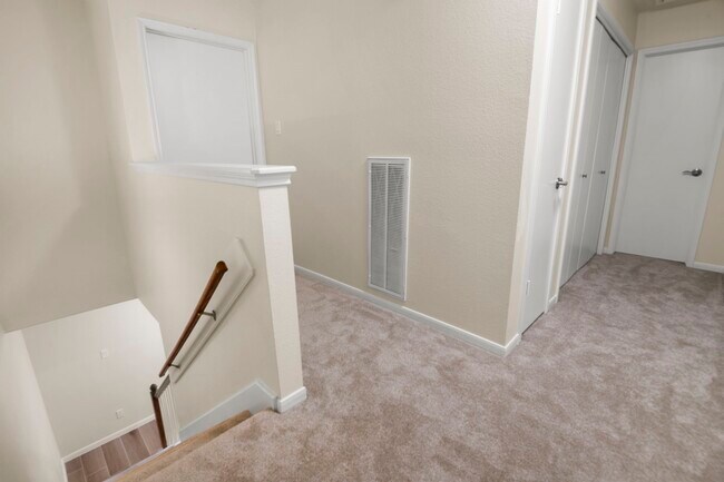 Building Photo - 13 E Willowood Ct