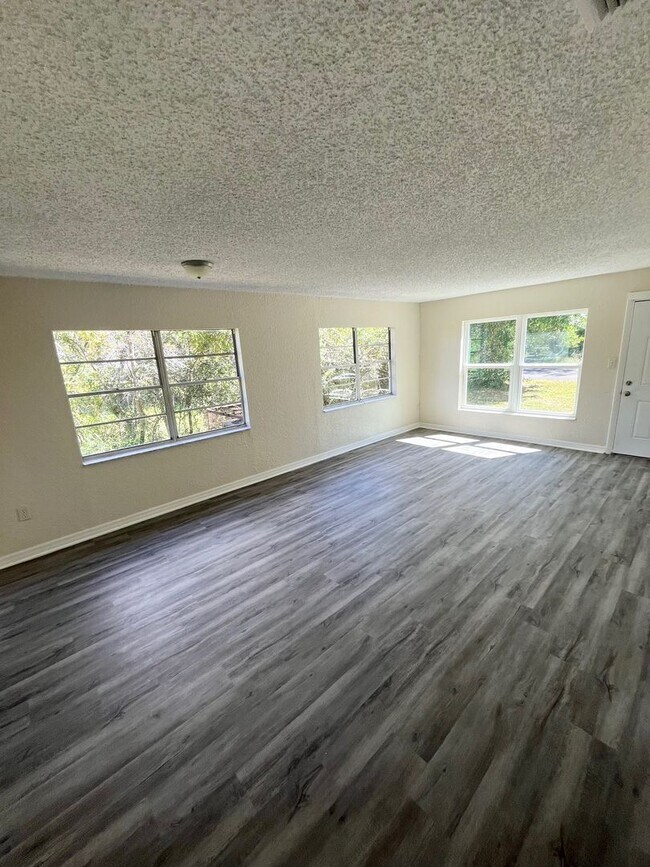 Building Photo - HUGE 3BR/1BA Dade City Home w/Large Bedroo...