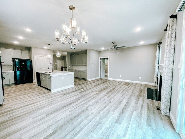 Building Photo - Beautiful Newer Home in Excellent Conditio...