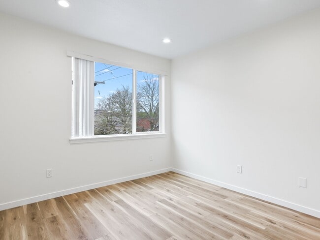 Building Photo - Vancouver Townhouses - Get 1 Month Free!