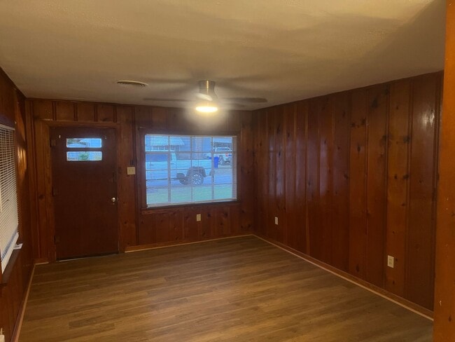 Building Photo - Charming 3 Bed 1 Bath Home