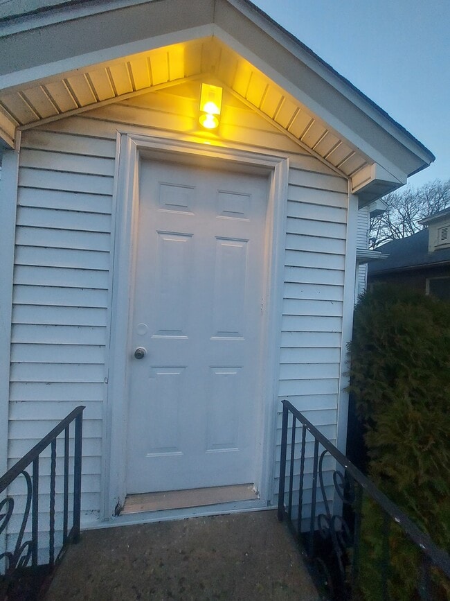 Building Photo - 123 Oak St