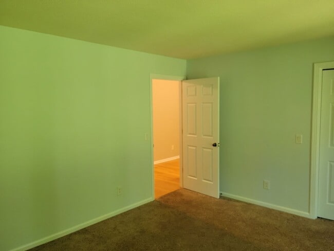 Building Photo - Three Bedroom Home!