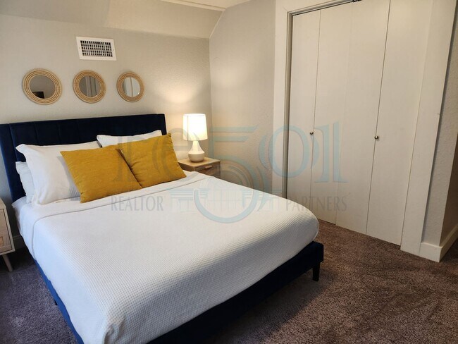 Building Photo - Wonderful Apartment in Hillcrest!