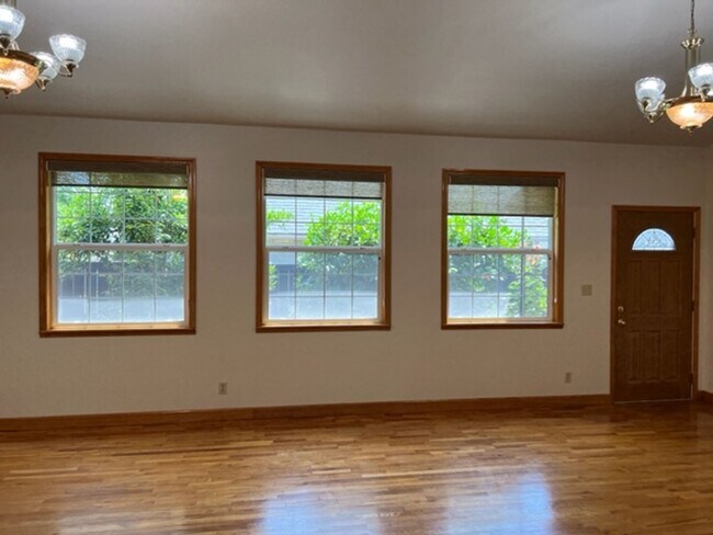 Building Photo - Beautiful Single Story home in Carmichael, 4+2, Large living area, 2 garages.