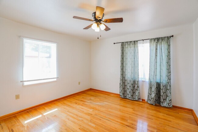 Building Photo - Roomy 3 Bedroom Home with Two Living Spaces