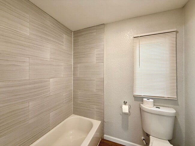 Building Photo - 2 Bedroom, 1 Bathroom Home with Yard - Flexible Leasing Option with 7 Months Lease