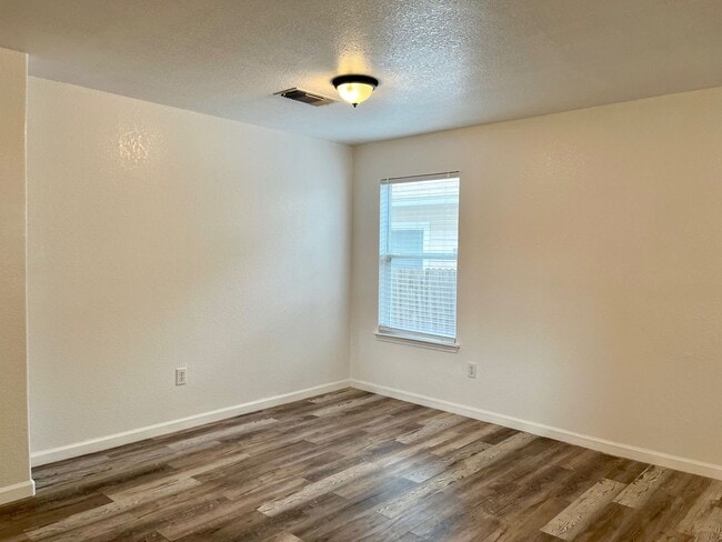 Building Photo - Large 4 bedroom/2.5 bath conveniently located to Lackland AFB! Move-in Ready!
