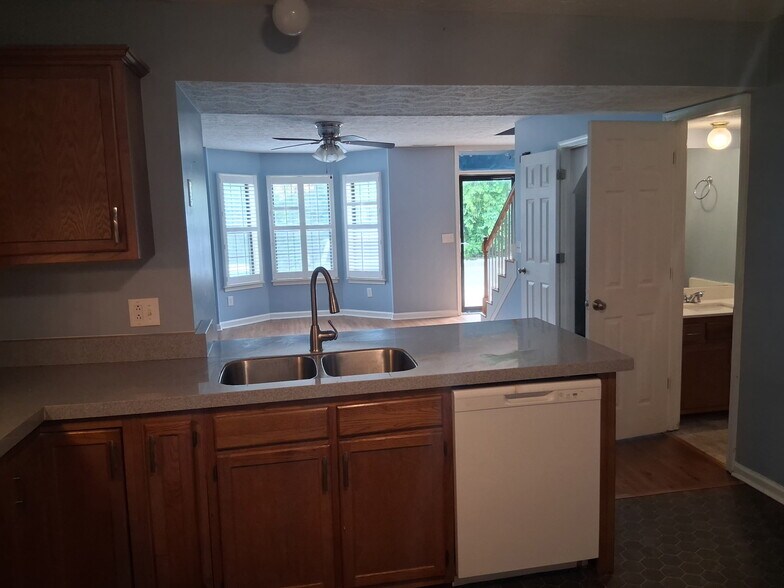 Building Photo - 606 Independence Ct