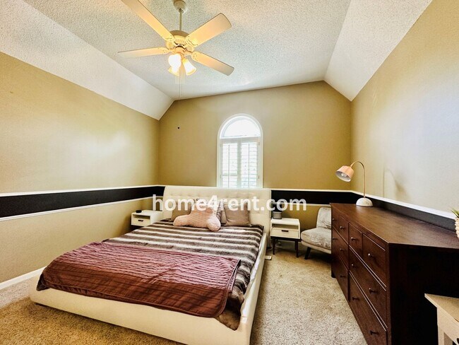 Building Photo - Beautiful Four Bedroom Home in a Quiet Neighborhood w/ an Updated Kitchen, Wood Floors, and a Fin...