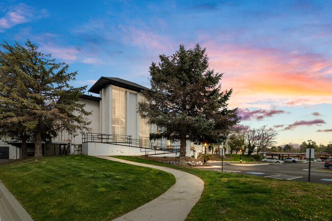 Building Photo - Renovated Apartment in Murray!