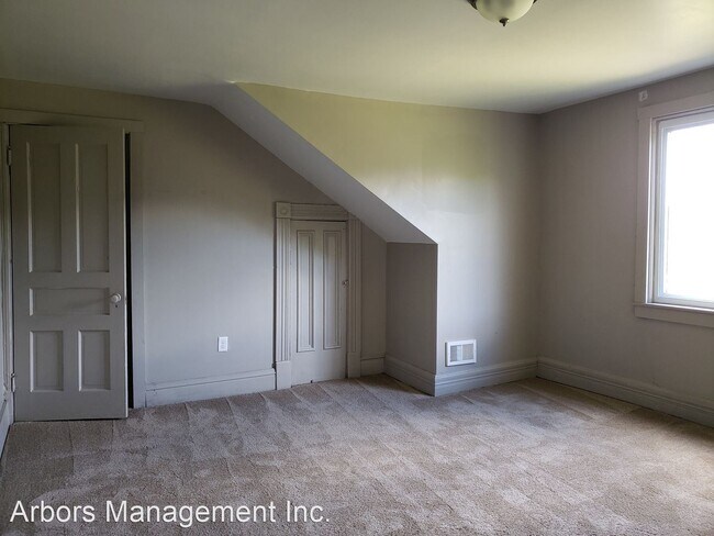 Building Photo - 3 br, 1 bath House - 32 Kenwood Avenue