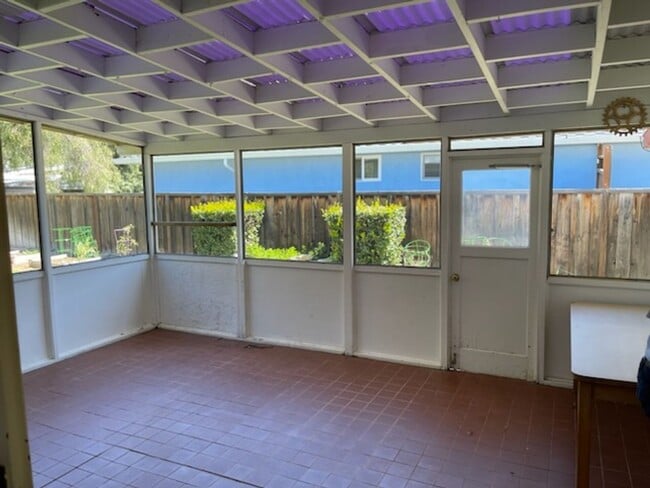 Building Photo - Lovely 3 Bedroom with spacious yard. Great location!