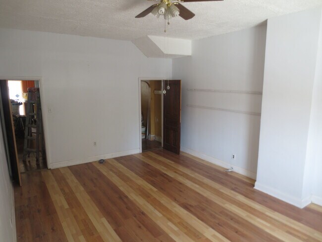 Large 1st Flr Living Room (v1) - 1229 E Susquehanna Ave