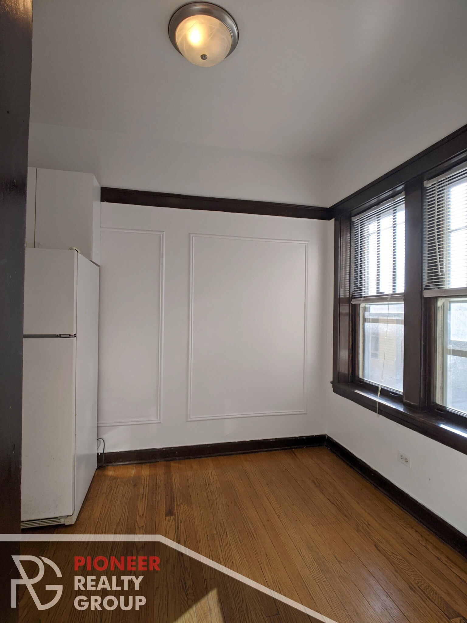 Building Photo - 822 W Waveland Ave